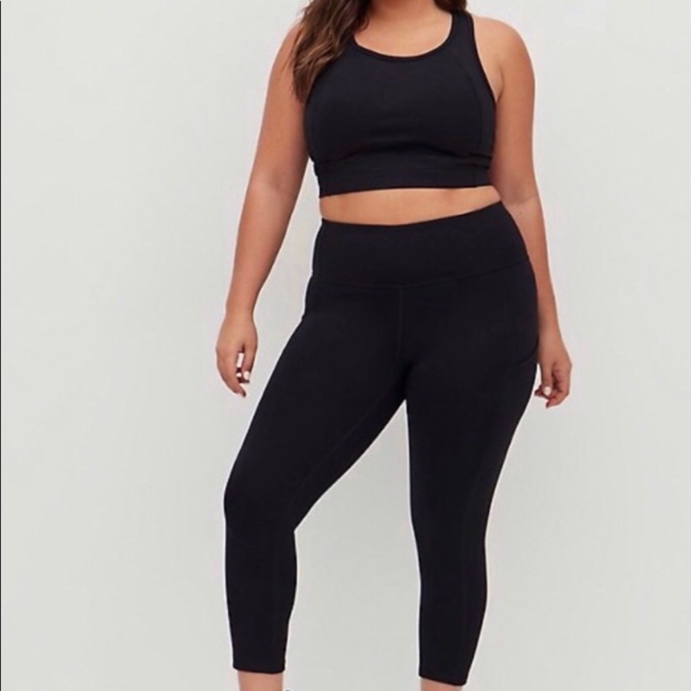 TORRID Active plus size 4 legging performance core black w/pockets.